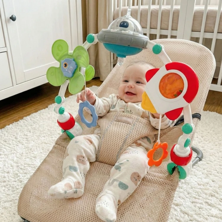 Pałąk WOOPIE BABY zamontowany na łóżeczku — cały łuk widoczny, pokazana wysokość i pozycja zawieszek