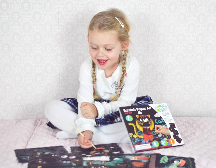 Zestaw Wydrapywanki WOOPIE ART&amp;FUN w aranżacji przy biurku dziecka — scena użytkowania i przybory