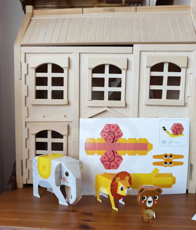 Zbliżenie na gotowe figurki z zestawu — origami 3D zwierząt WOOPIE ustawione na neutralnym tle