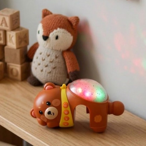 Detal misia projektora WOOPIE BABY — miękka tekstura materiału i panel sterowania lampki nocnej