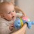 Profilowy widok lampki WOOPIE BABY na stoliku — kształt słonika i proporcje względem otoczenia