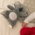 Zbliżenie na etykietę z informacją o 15 melodiach Misia Polarny WOOPIE BABY, które pomagają w usypianiu