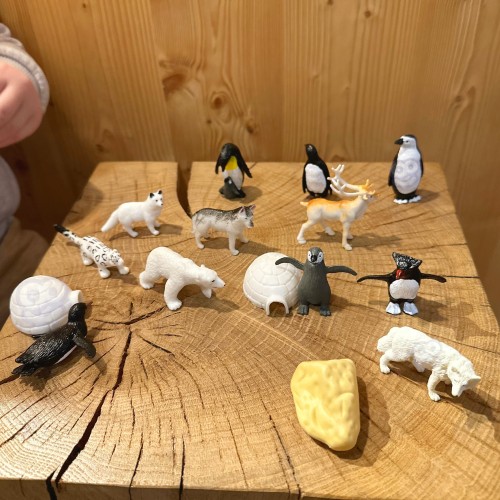 Figurki WOOPIE — zbliżenie na polarnego niedźwiedzia z zestawu, widoczne detale malowania i oczu