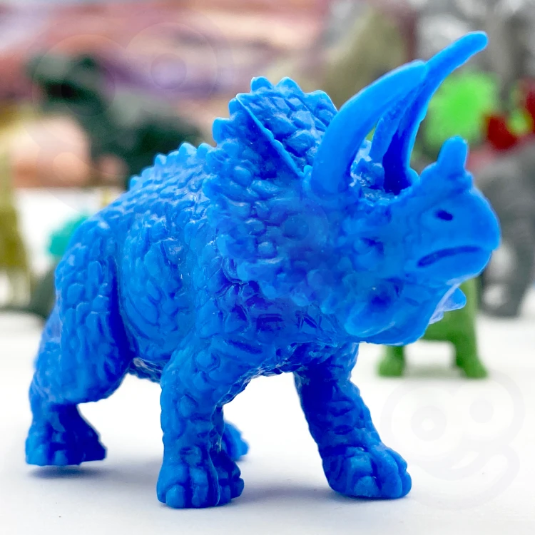 Grupa dinozaurów WOOPIE ustawiona podczas zabawy na macie edukacyjnej — widok z perspektywy dziecka
