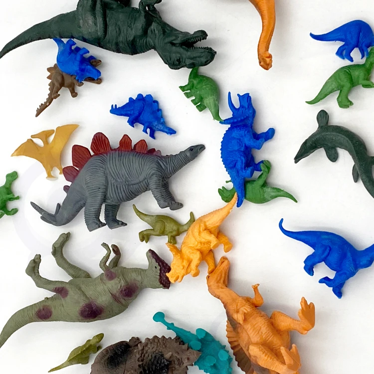 Różne gatunki dinozaurów z zestawu WOOPIE — ujęcie pokazujące różnorodność kształtów i charakterystyczne pozy