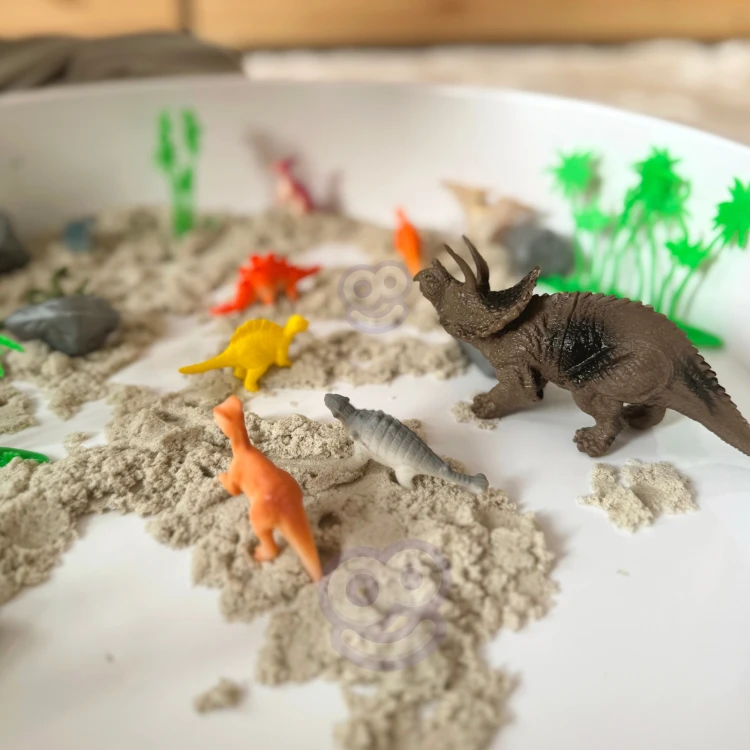 Ułożone w rzędzie figurki dinozaurów — przekrój gatunków i kolorów z zestawu WOOPIE 40 szt.