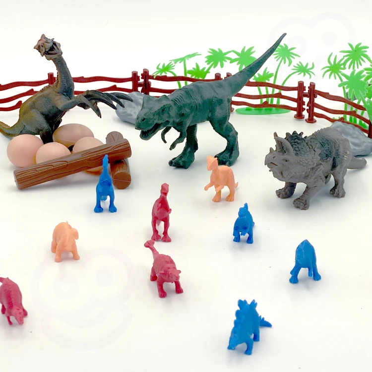 Porównanie wielkości figurki do dłoni — praktyczny rozmiar zabawy z zestawem Dinozaury WOOPIE