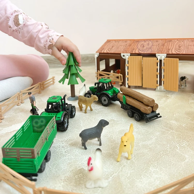 Zbliżenie na ogrodzenie i drobne akcesoria gospodarstwa Mały Farmer XL — widoczne łączenia, kształty i faktura elementów