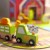 Walizka zamknięta z uchwytem — przenośna farma TOOKY TOY gotowa do zabrania w podróż.
