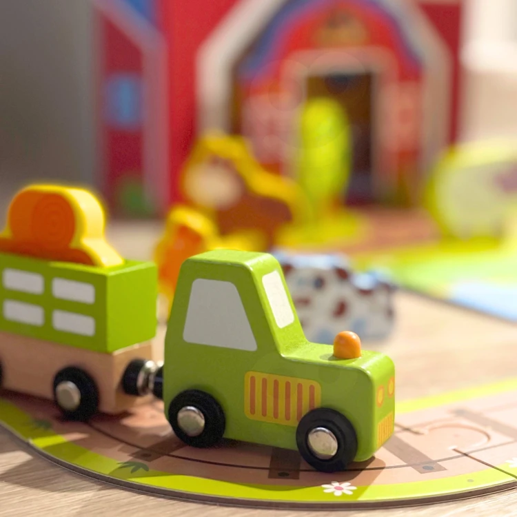 Walizka zamknięta z uchwytem — przenośna farma TOOKY TOY gotowa do zabrania w podróż.