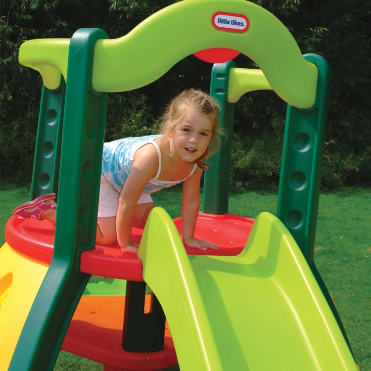 Zbliżenie na zjeżdżalnię Little Tikes — gładka powierzchnia i kolorowe stopnie widoczne z bliska