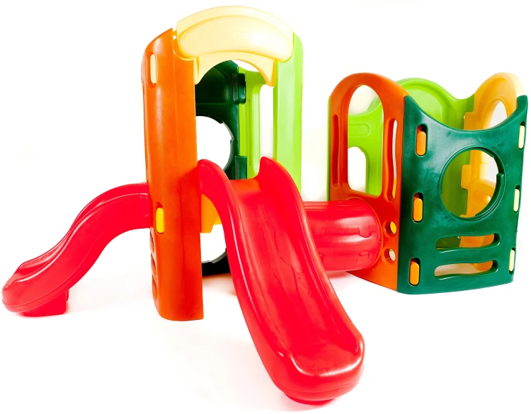 Boczny widok Plac Zabaw LITTLE TIKES — platformy, przejścia i kolorowe elementy do zabawy na zewnątrz
