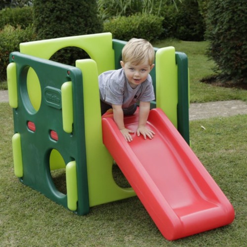 Zbliżenie boczne LITTLE TIKES — wejście na platformę z poręczami i schodkami do wspinaczki
