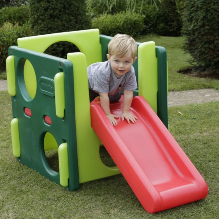 Zbliżenie boczne LITTLE TIKES — wejście na platformę z poręczami i schodkami do wspinaczki