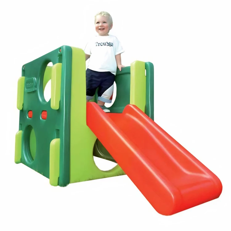 Pełny widok placu zabaw LITTLE TIKES — kolorowe elementy, platforma i zjeżdżalnia ustawione w ogrodzie