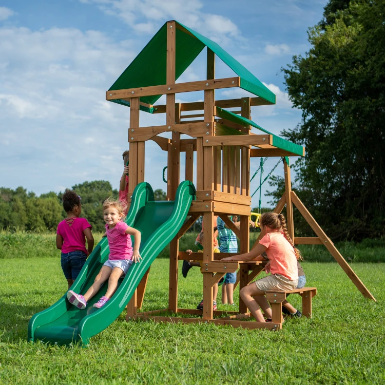 Widok na domek na placu zabaw Drewniany Plac Zabaw 6w1 BACKYARD DISCOVERY — wejście i niewielkie okienko