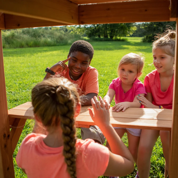 Szczegół schodków oraz poręczy Drewniany Plac Zabaw 6w1 BACKYARD DISCOVERY — widoczne stopnie i mocowania