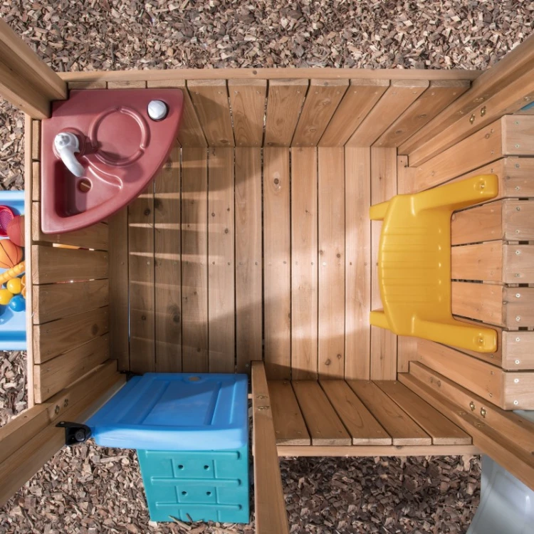 Plac zabaw STEP2 Adventure 58 ustawiony w ogrodowej scenerii — proporcje i otoczenie widoczne
