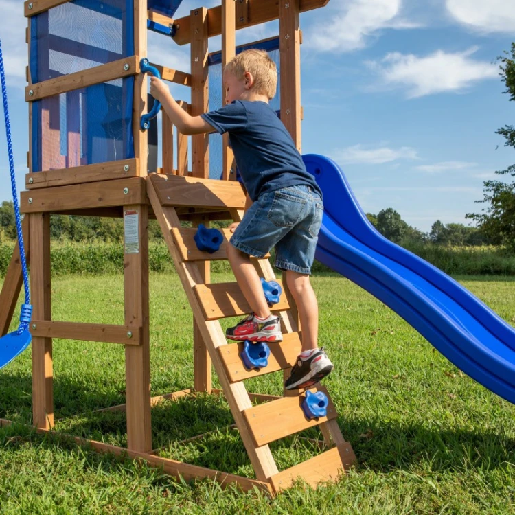 Detal: wejście do domku na placu zabaw BACKYARD DISCOVERY — schodki i barierka widoczne z boku