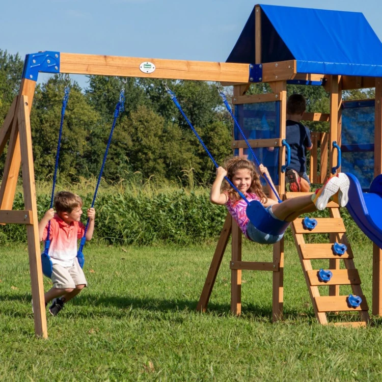 Podest z wnętrzem domku — widoczna przestrzeń zabaw dla dzieci na placu BACKYARD DISCOVERY Aurora