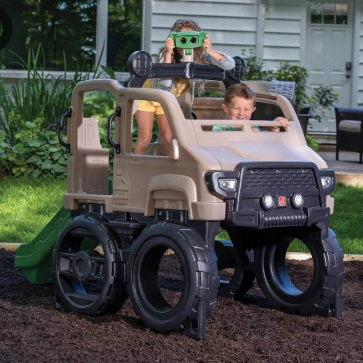 Widok boczny STEP2 Safari Truck — schody prowadzące na platformę oraz antypoślizgowe stopnie