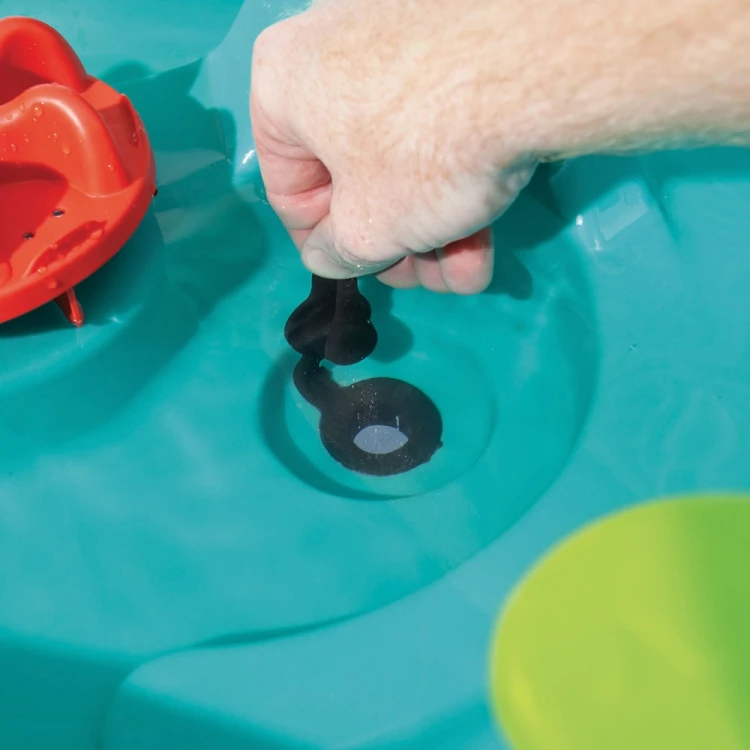 Dziecko bawi się przy stole Splish Splash Seas Step2 — nalewanie wody i wspólna zabawa na tarasie