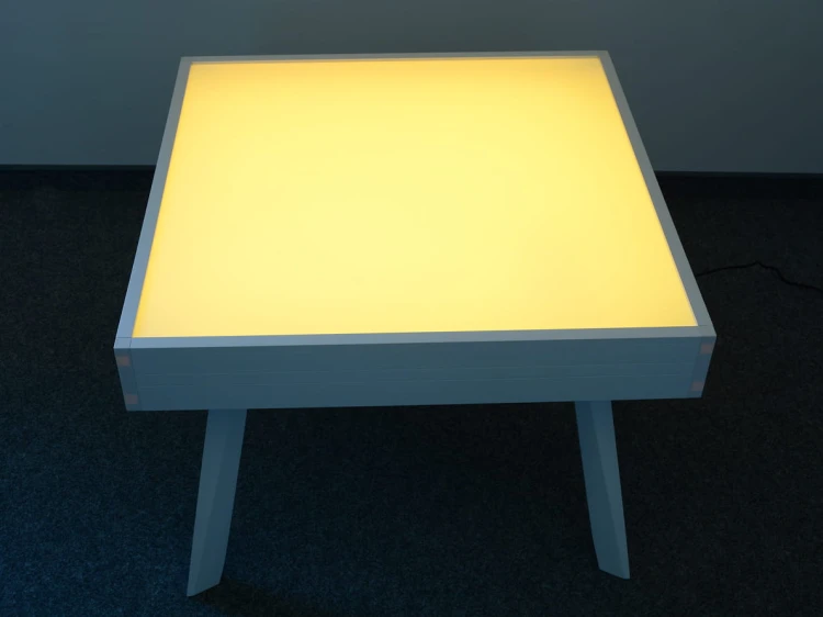 Stolik LED – perspektywa z niskiego kąta ukazująca rozproszone światło na całej powierzchni blatu
