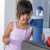 Ręce dziecka sięgają do powierzchni wody — scena zabawy przy Dużym Stoliku Wodnym STEP2 z pompą