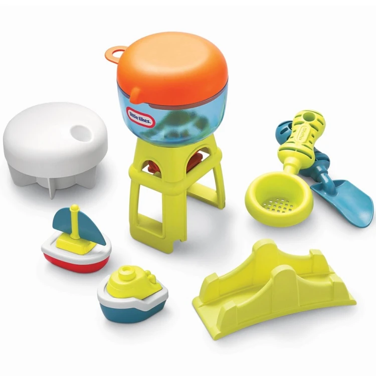 Dziecko bawi się przy wodnym stole Little Tikes — demonstracja zabawy akcesoriami do piasku i wody na zewnątrz