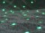 Widok z góry na dywan światłowodowy fi 200 cm w sali terapeutycznej, z widocznym efektem zmiany kolorów
