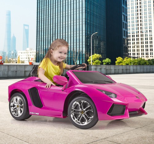 Zbliżenie na przedni zderzak i atrapę Lamborghini FEBER — różowy lakier i przód auta