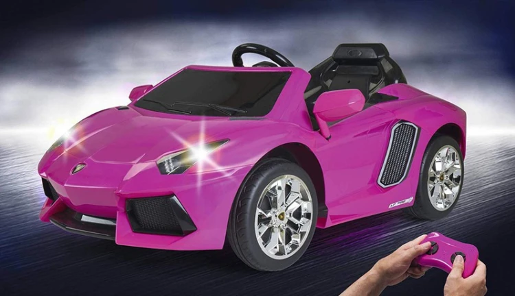 Wnętrze samochodu FEBER — kierownica i fotel w różowym elektrycznym Aventadorze, detal kokpitu