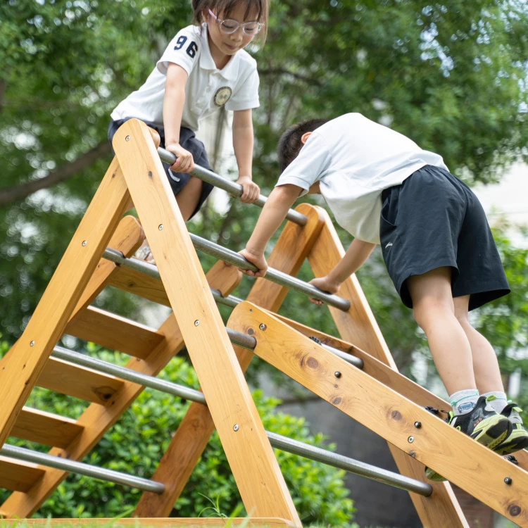 Moduły do wspinaczki i stopnie — detal montażu w drabince Montessori z kolekcji CLASSIC WORLD EDU