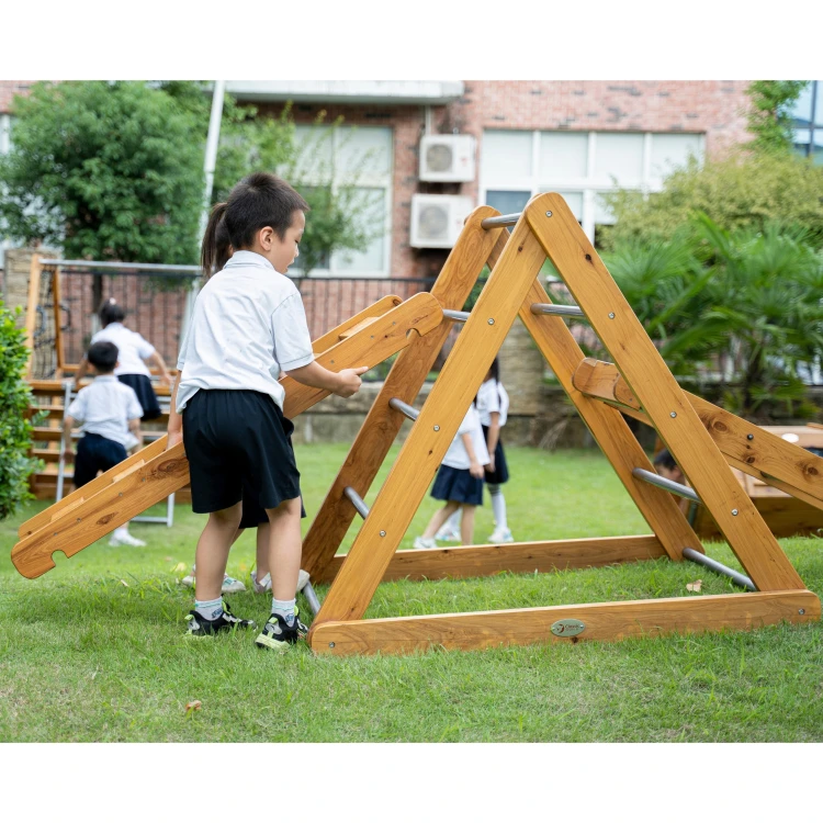 Zbliżenie na wykończenie krawędzi i łączenia elementów drabinki Montessori w Drewniany plac zabaw XL CLASSIC