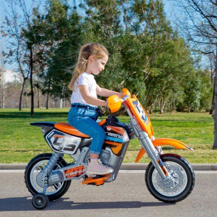 Widok tylnej części motocykla FEBER — bagażnik, lampa i osłona tylnego koła
