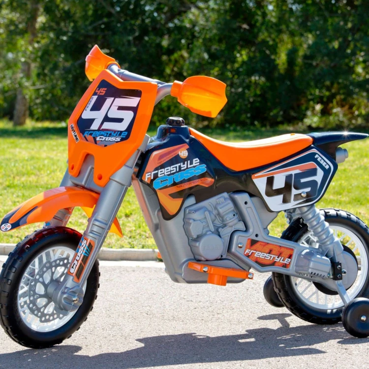 Motocykl FEBER po montażu — kompletny egzemplarz ustawiony na podporce