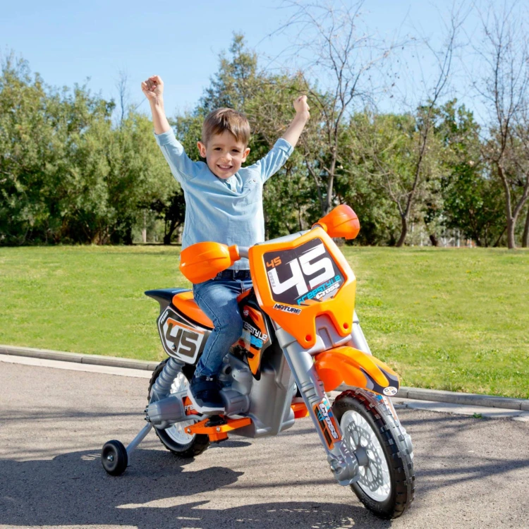 Zbliżenie na dekoracyjne naklejki i logo FEBER na baku pomarańczowego motocykla