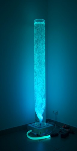 Zbliżenie kolumny wodnej RGBW 200 × 20 cm z widocznym pilotem RF i panelem sterowania oraz efektem światła