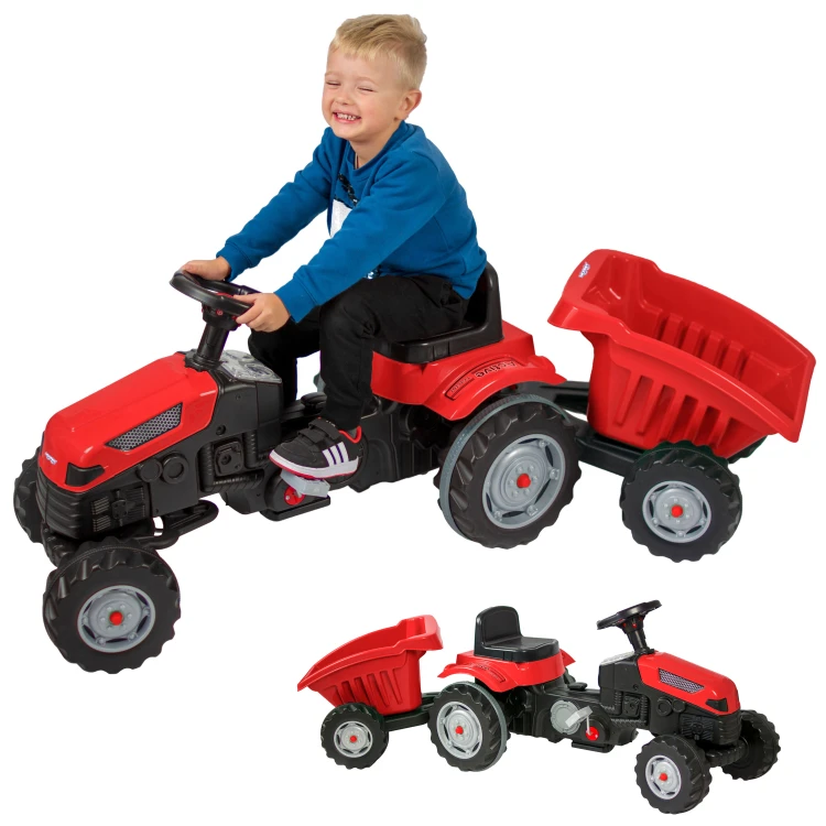 Traktor WOOPIE na trawniku — ujęcie porównawcze ukazujące skalę zabawki oraz miejsce na ładunek i pasażera