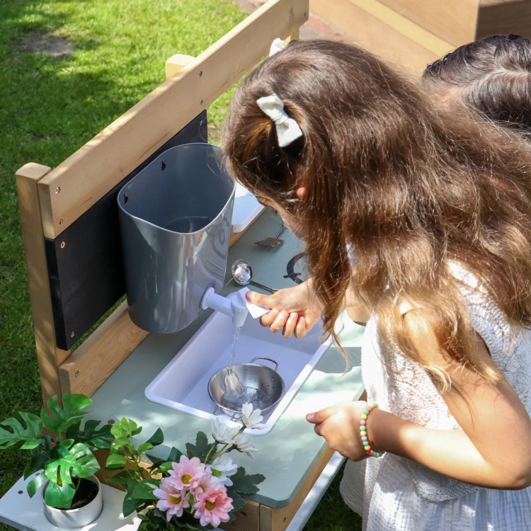 Zbliżenie na elementy montażowe i łączenia drewna w kuchni AXI, jakość wykończenia i narożników
