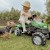 Przyczepa Farmer GoTrac MAXI — boczny widok zaczepu i przestrzeni ładunkowej gotowej do zabawy