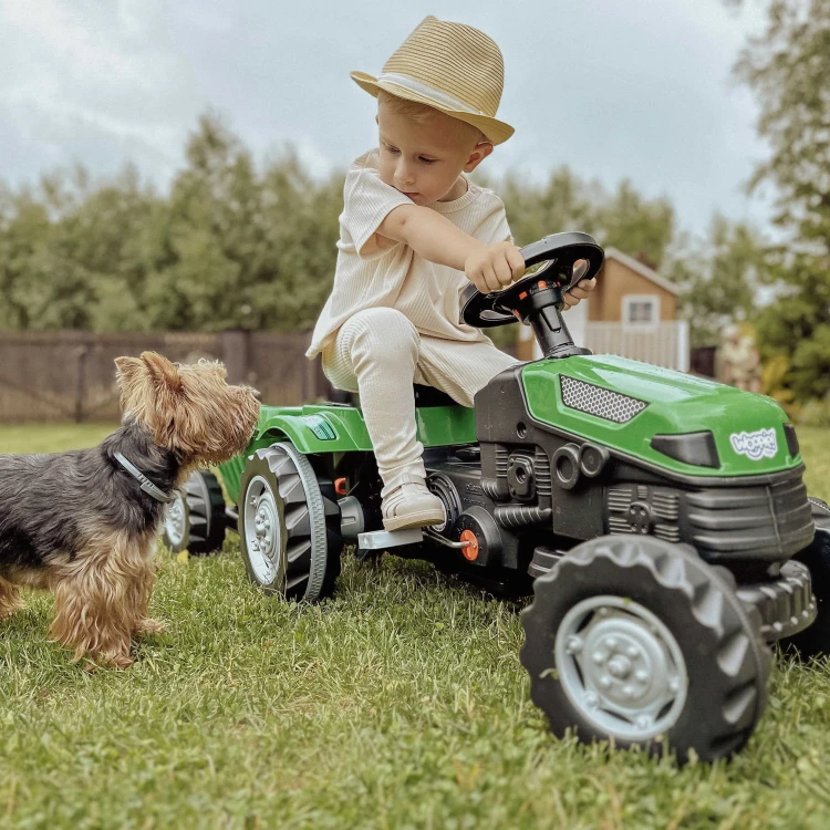 Przyczepa Farmer GoTrac MAXI — boczny widok zaczepu i przestrzeni ładunkowej gotowej do zabawy