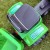 Traktor Farmer GoTrac MAXI WOOPIE ustawiony na trawie — przykład zabawy w ogrodzie i skalę pojazdu