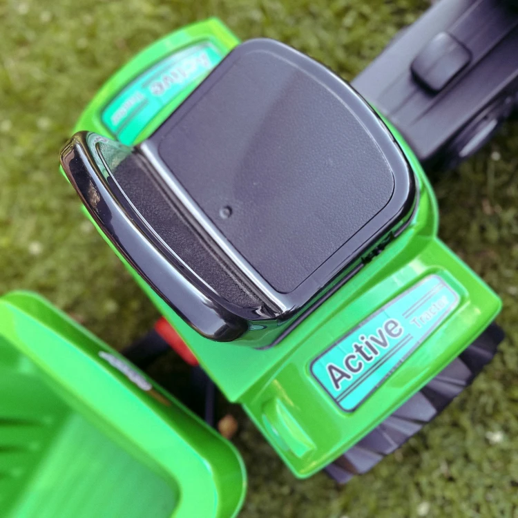 Traktor Farmer GoTrac MAXI WOOPIE ustawiony na trawie — przykład zabawy w ogrodzie i skalę pojazdu