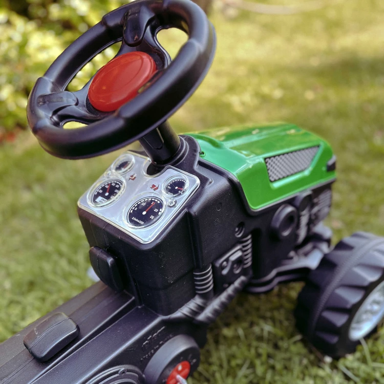 Cały zestaw: traktor z przyczepą WOOPIE na neutralnym tle — frontowy widok ukazujący proporcje pojazdu