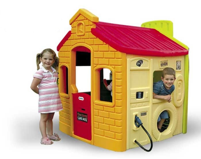 Little Tikes Ogrodowy Domek Miejski — front z drzwiczką i oknem, kolorowy plastikowy domek ogrodowy