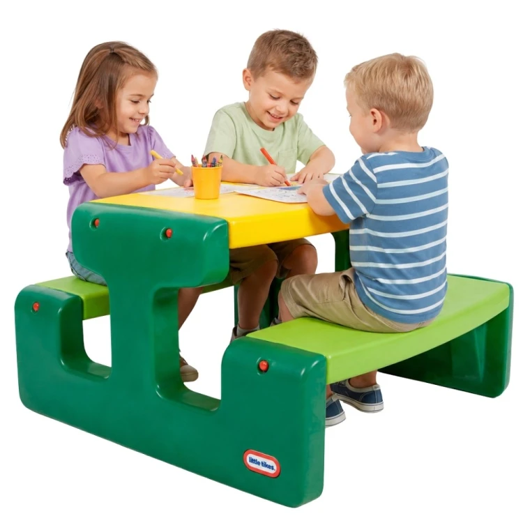 Duży Stolik Piknikowy dla Dzieci Little Tikes — widok z góry na blat i zintegrowane siedziska, gotowy do zabawy