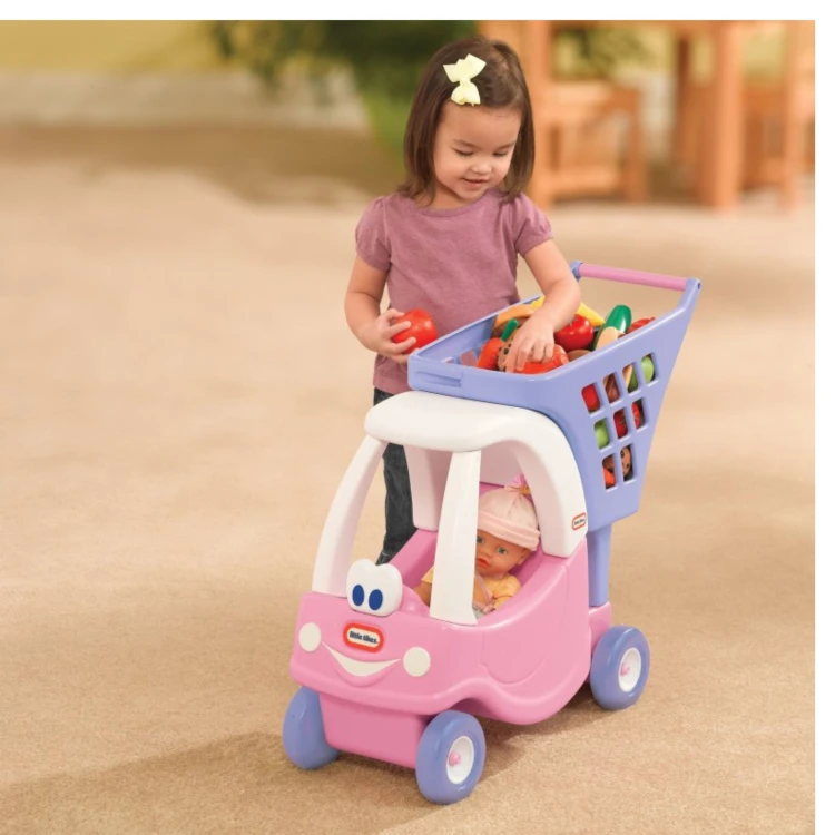 Zbliżenie mechanizmu składania i koszyka wózka Cozy Coupe — detal wykończenia, szwy i plastikowe elementy.