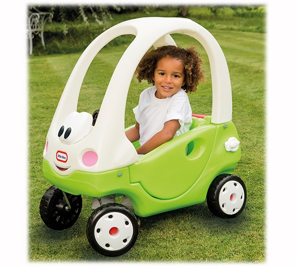 Boczny widok Grand Coupe Sport Little Tikes — zbliżenie na sylwetkę nadwozia, linie i widoczne koła