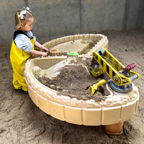 Widok z góry piaskownicy Little Tikes — odsłonięte wnętrze z miejscem do zabawy oraz formami i siedziskami